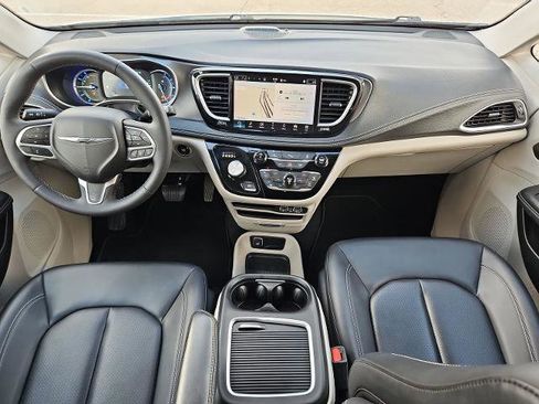 Used 2024 Chrysler Pacifica Limited FWD image 19