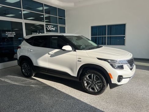 Used 2023 Kia Seltos LX AWD/4WD image 3