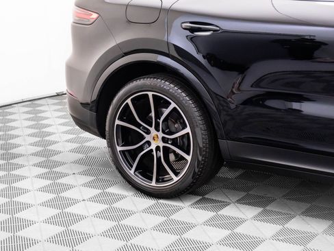 Certified 2023 Porsche Cayenne Platinum Edition image 33