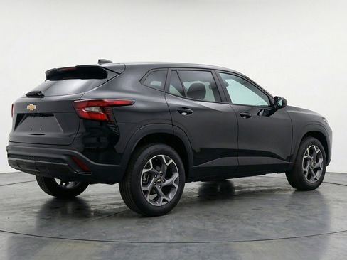 Used 2025 Chevrolet Trax LT FWD image 9