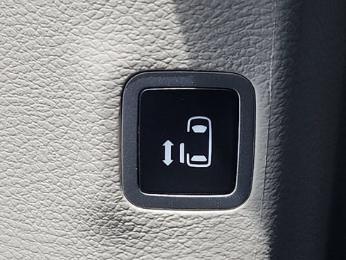 Used 2023 Chrysler Pacifica Touring-L FWD image 6