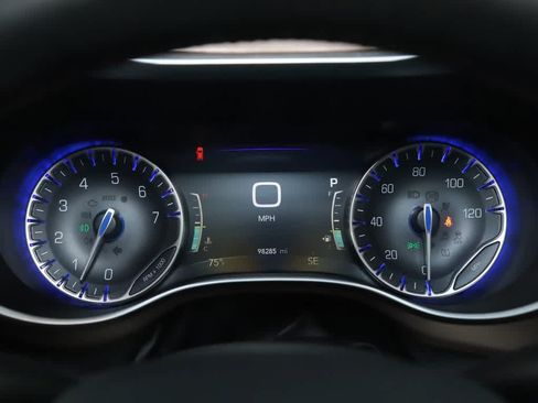 Used 2017 Chrysler Pacifica Touring-L Plus w/ Tire & Wheel Group FWD image 24