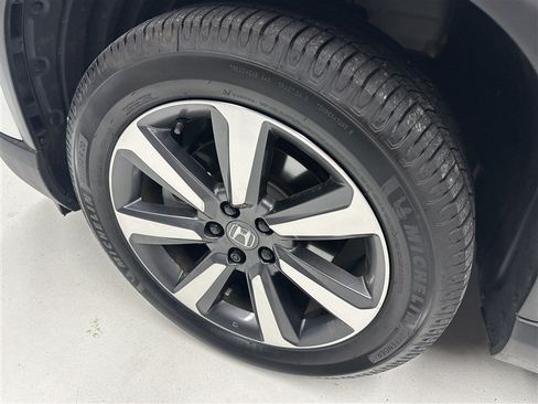 Used 2025 Honda Pilot Touring image 19