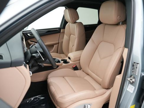 Certified 2026 Porsche Macan AWD/4WD image 6
