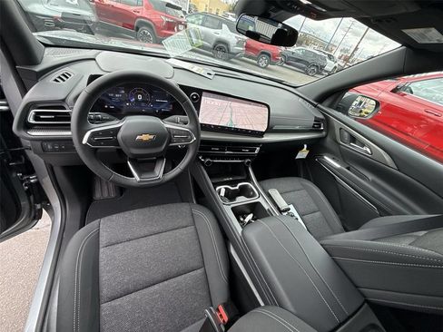 Used 2025 Chevrolet Traverse LT FWD image 12
