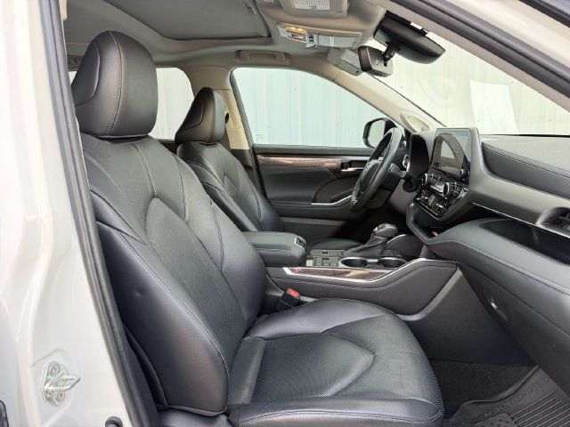 Used 2023 Toyota Highlander Limited FWD image 33