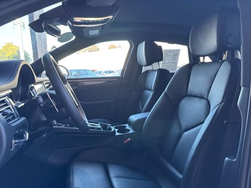 Certified 2026 Porsche Macan AWD/4WD image 5