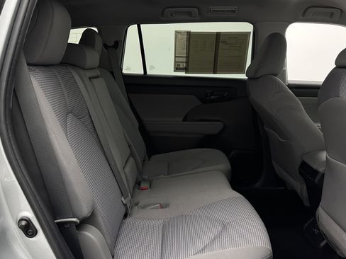 Used 2022 Toyota Highlander LE AWD/4WD image 33