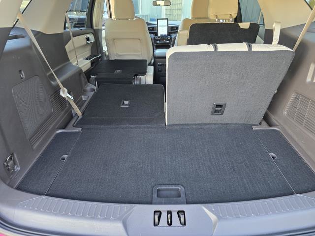 Used 2022 Ford Explorer Platinum w/ Equipment Group 601A AWD/4WD image 32