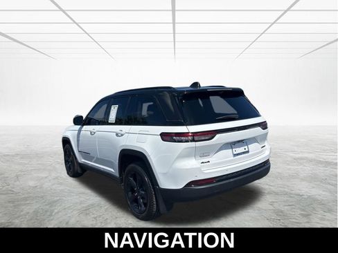 Used 2023 Jeep Grand Cherokee Limited w/ Luxury Tech Group II image 7