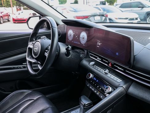 Used 2025 Hyundai Elantra Limited image 19