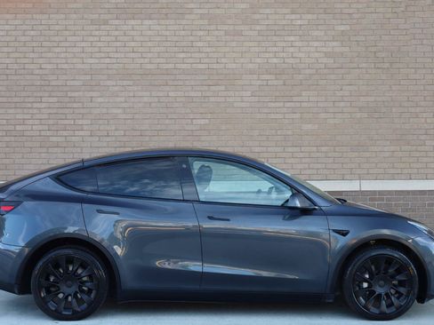 Used 2022 Tesla Model Y Long Range AWD/4WD image 2