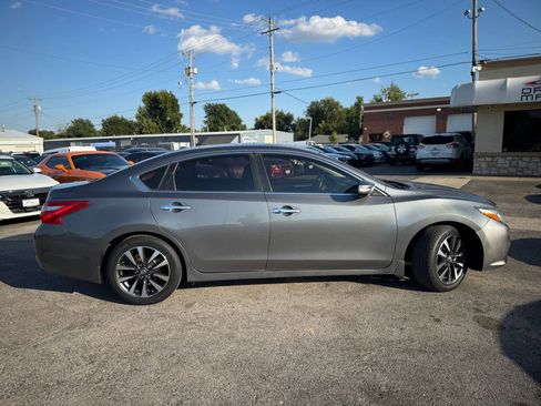 Used 2016 Nissan Altima 2.5 SL w/ 2.5 Technology Package image 2