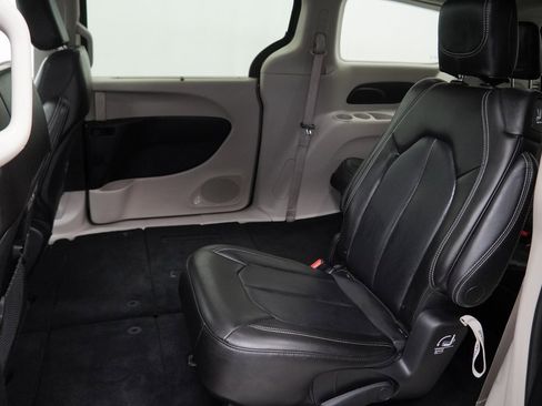 Certified 2023 Chrysler Pacifica Touring-L image 21