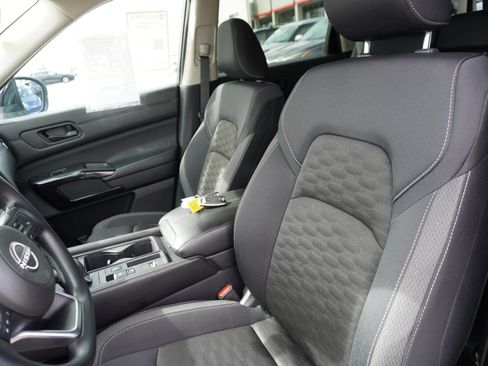 Used 2024 Nissan Pathfinder S FWD image 20