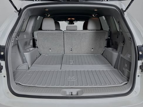 Used 2019 Toyota Highlander LE FWD image 24