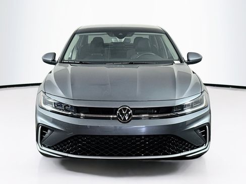 Used 2025 Volkswagen Jetta SE FWD image 2