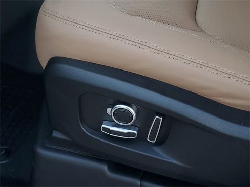 New 2026 Land Rover Defender 130 X-Dynamic SE image 10