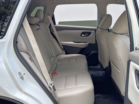 Used 2025 Nissan Rogue SL FWD image 36