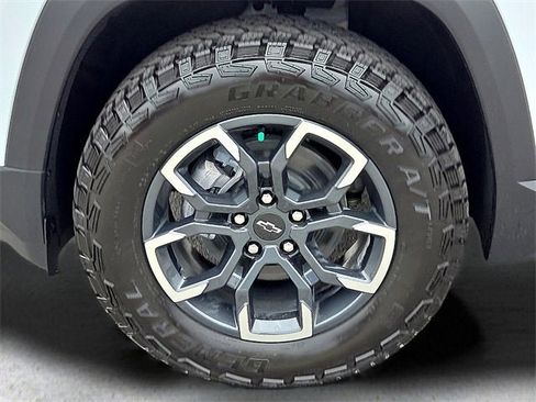 New 2026 Chevrolet Equinox ACTIV w/ Convenience Package III image 9