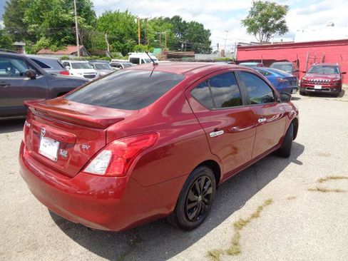Used 2018 Nissan Versa SV FWD image 13