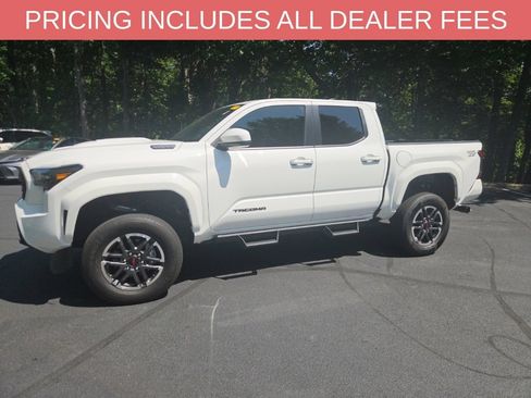 Used 2025 Toyota Tacoma TRD Sport AWD/4WD image 2