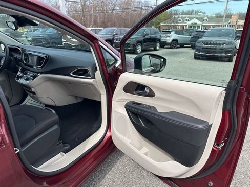 Certified 2023 Chrysler Voyager LX FWD image 12