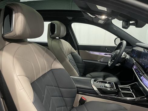 Used 2024 BMW i7 xDrive60 w/ Executive Package image 16