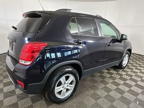 Used 2021 Chevrolet Trax LT FWD image 2
