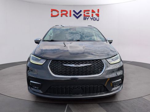 Used 2023 Chrysler Pacifica Limited FWD image 8
