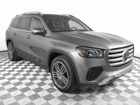 Used 2024 Mercedes-Benz GLS 450 4MATIC image 3