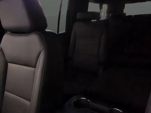Used 2025 Chevrolet Suburban Z71 AWD/4WD image 32