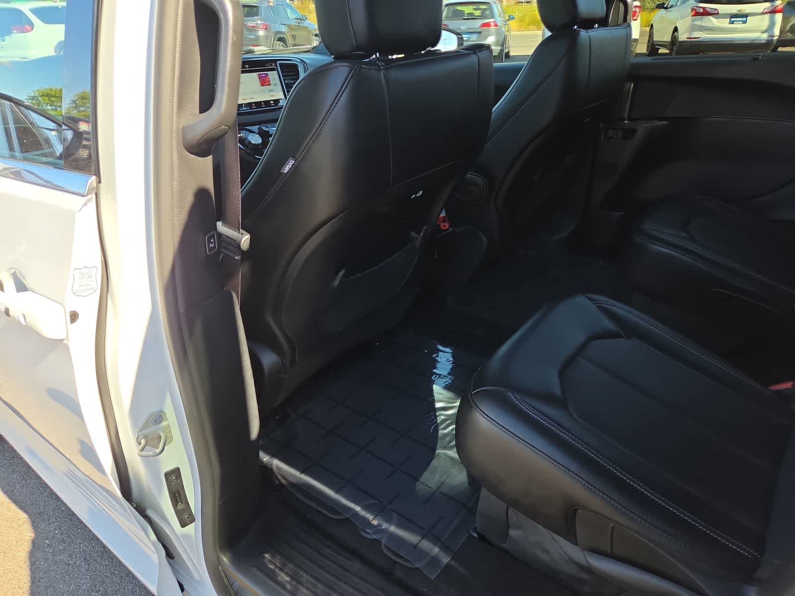 Certified 2025 Chrysler Pacifica Select FWD image 20