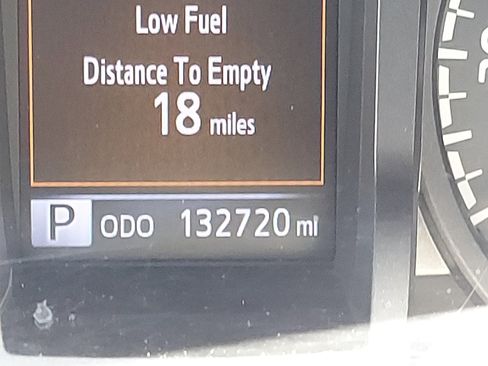 Used 2018 Toyota Tacoma TRD Sport w/ Technology Package image 2