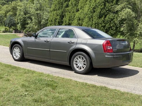 Used 2009 Chrysler 300 Touring RWD image 18