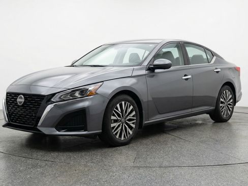 Used 2025 Nissan Altima 2.5 SV FWD image 3