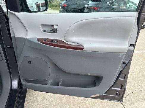 Used 2012 Toyota Sienna XLE w/ XLE Navigation Pkg FWD image 20