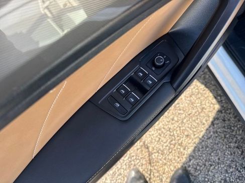 Certified 2024 Volkswagen Tiguan SE w/ Panoramic Sunroof Package image 12