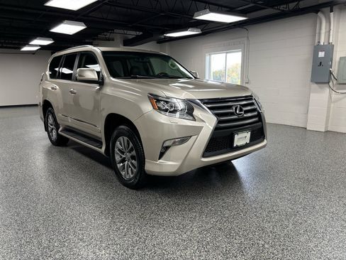 Used 2015 Lexus GX 460 Luxury w/ Preferred Accessory Package image 2