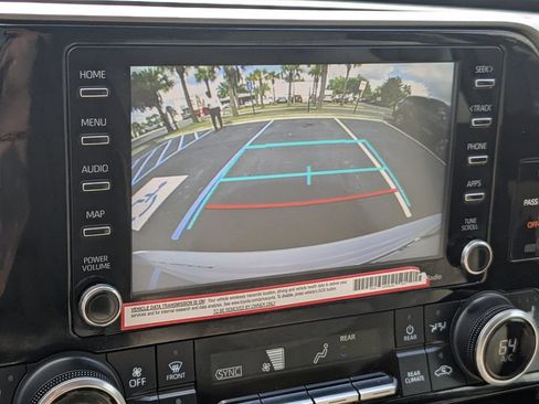 Used 2022 Toyota Highlander XLE FWD image 21