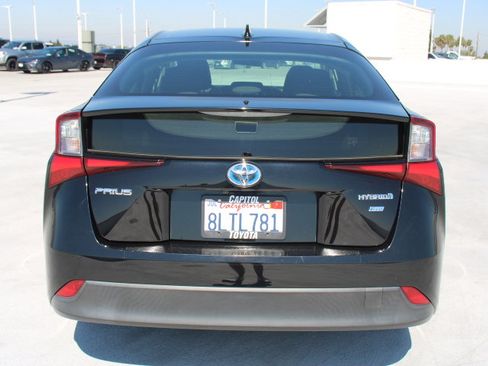 Used 2019 Toyota Prius L Eco image 4