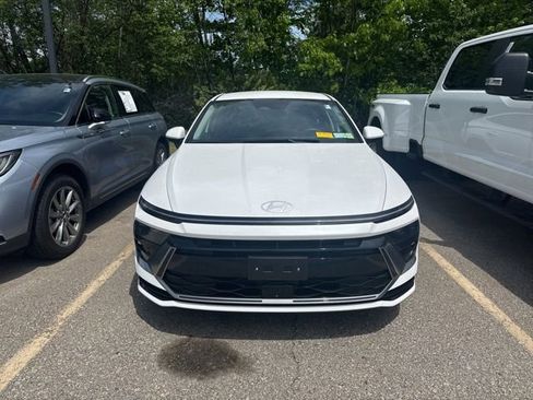 Used 2025 Hyundai Sonata SEL FWD image 2