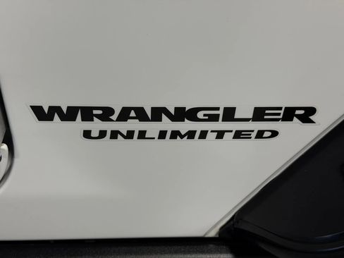Used 2015 Jeep Wrangler Unlimited Rubicon w/ Connectivity Group AWD/4WD image 12