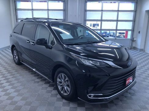 Used 2023 Toyota Sienna XLE image 37