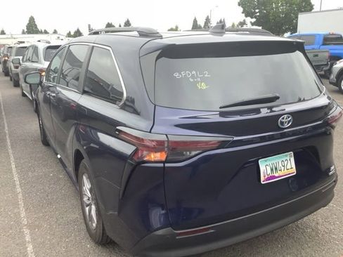 Used 2024 Toyota Sienna XLE FWD image 3
