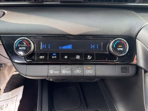 Certified 2025 Hyundai Elantra Sport image 36