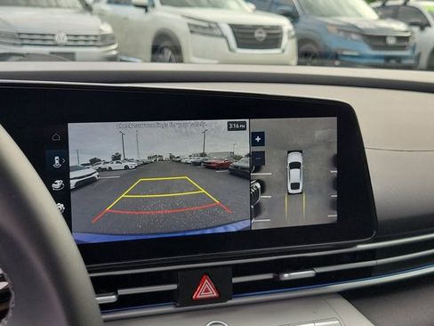 Used 2024 Hyundai Elantra Limited image 27