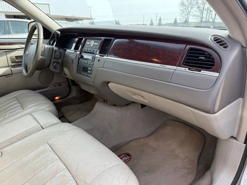 Used 2005 Lincoln Town Car Signature image 19