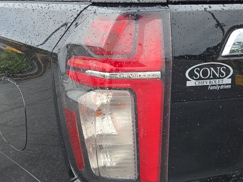 Used 2021 Chevrolet Suburban Premier w/ Premium Package image 12