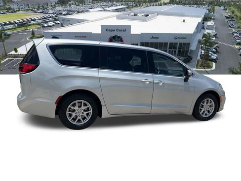 Used 2023 Chrysler Pacifica Touring-L FWD image 14